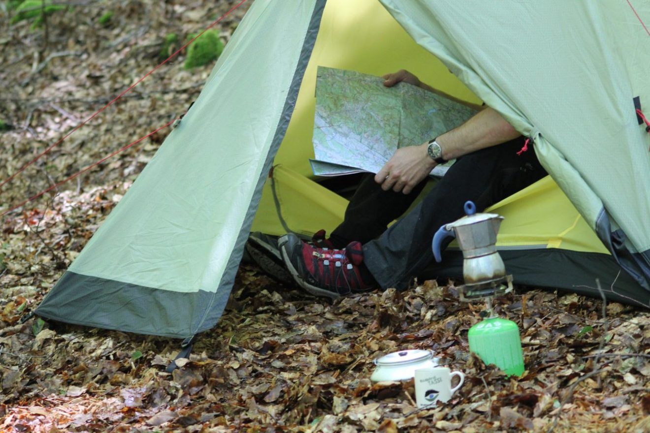 Am Morgen im wildromantischen Camp: Die nächste Etappe wird geplant.