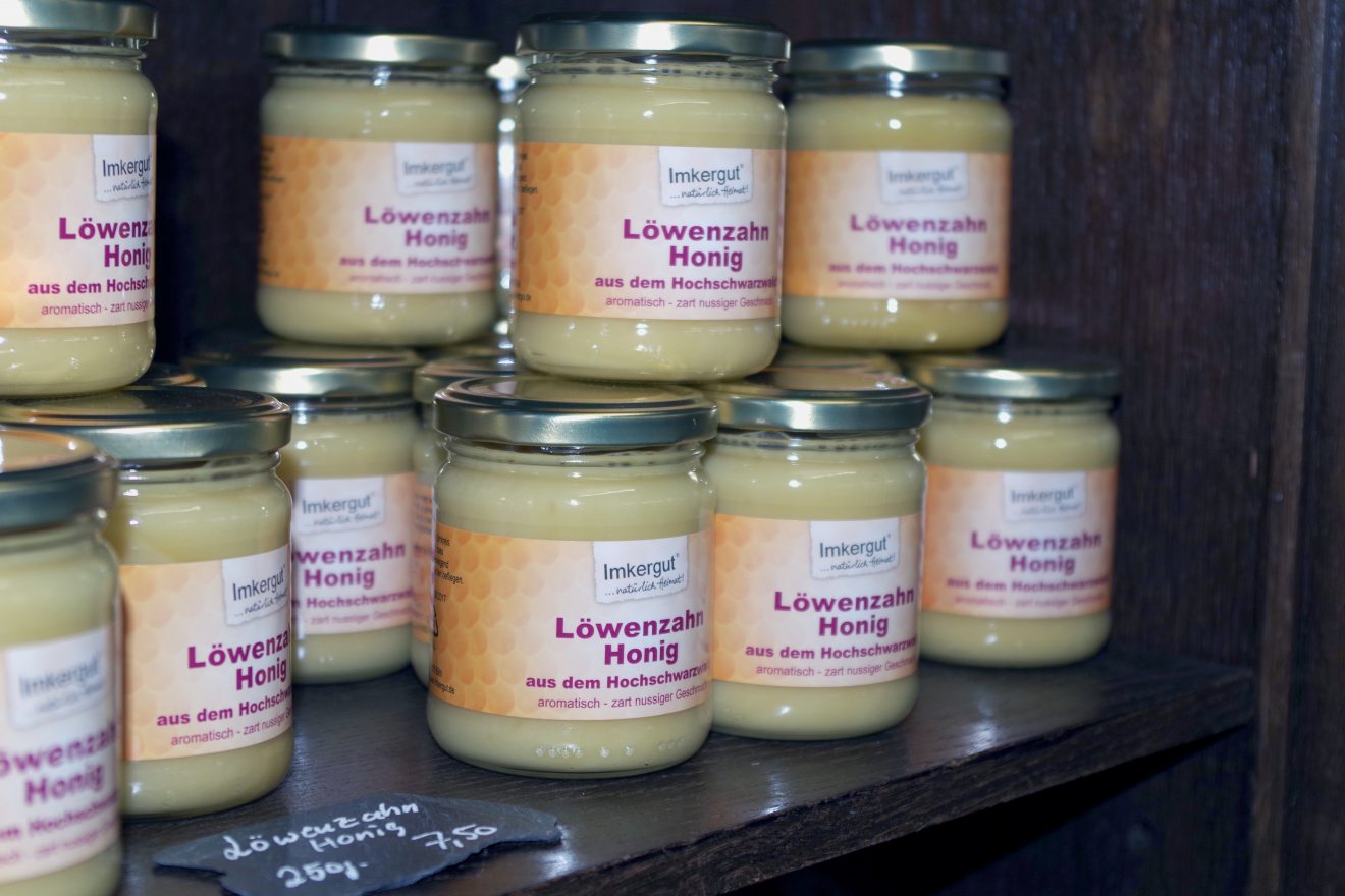 Eine von vielen Honigvarianten der Großimkerei: Löwenzahnhonig.