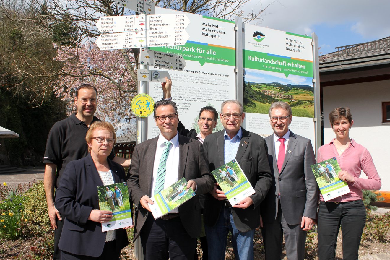 Stellten das neue Wander-Handbuch für den Schwarzwald vor (von links): Christoph Kunz (Schwarzwald Tourismus GmbH), Hannelore Reinbold-Mench (Stellvertretende Vorsitzende Naturpark Südschwarzwald), Minister Peter Hauk, Hans-Georg Sievers (Planungsbüro für Wandertourismus), Georg Keller (Präsident Schwarzwaldverein), Landrat Jürgen Bäuerle (Vorsitzender Naturpark Schwarzwald Mitte/Nord) und Andrea Wagner (Tour Konzept).