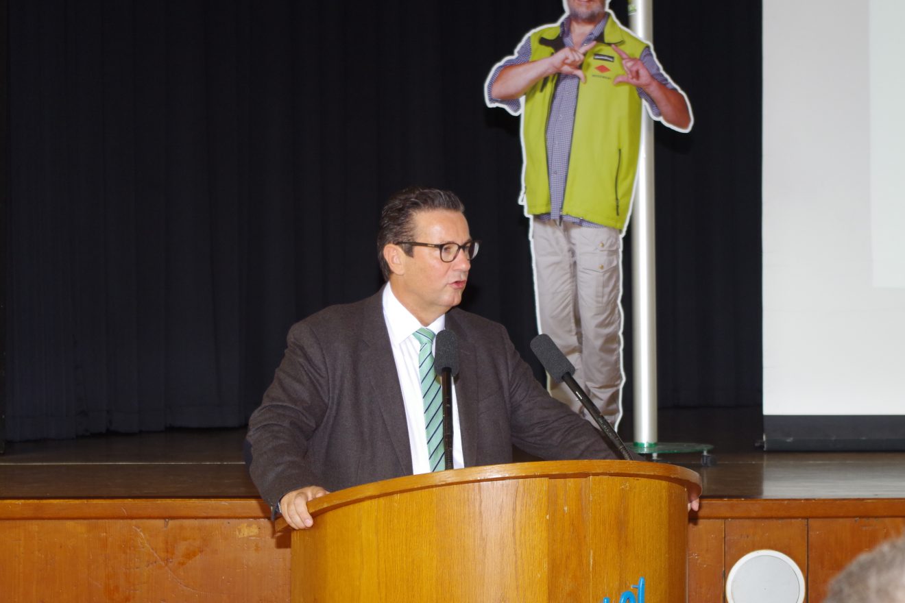 Minister Peter Hauk MdL bei der Vorstellung des Wander-Handbuchs.