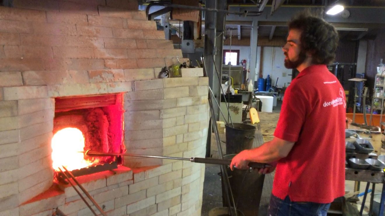 Glasmacher Angelo Busam bei der Arbeit.