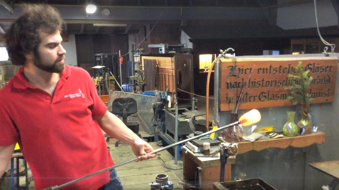 Glasmacher Angelo Busam bei der Arbeit.