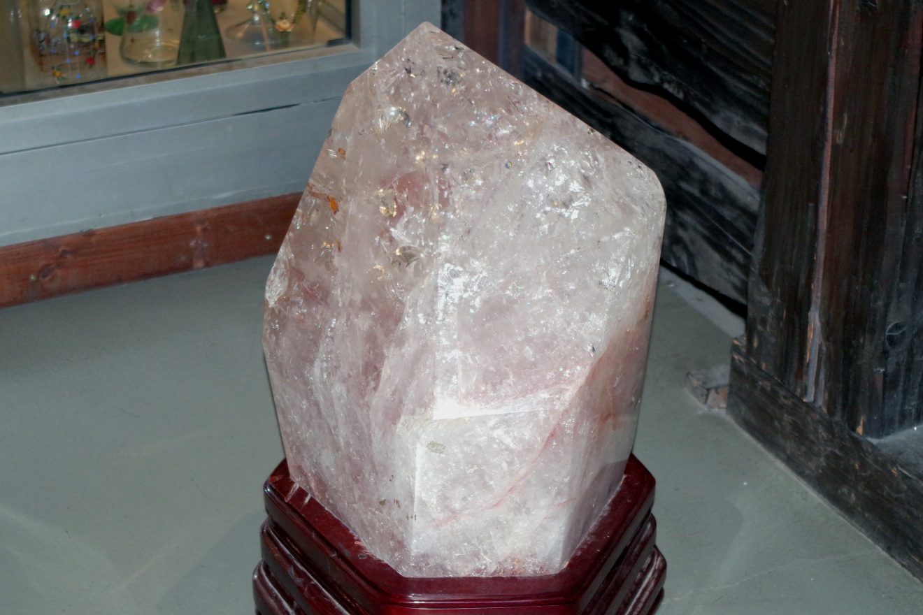 Gigantischer Bergkristall im Glasmuseum.