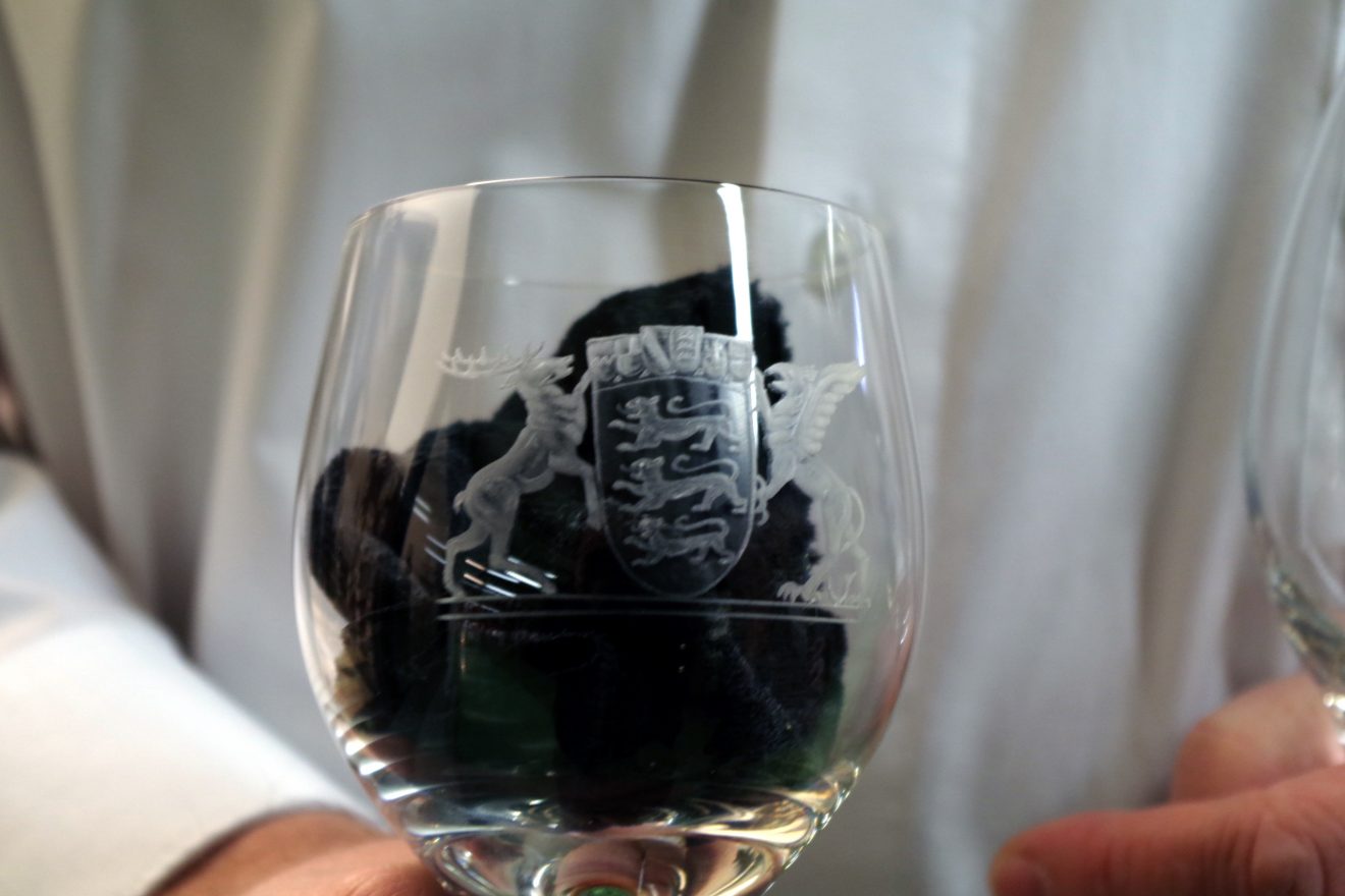 Graviertes Weinglas für den baden-württembergischen Landtag.