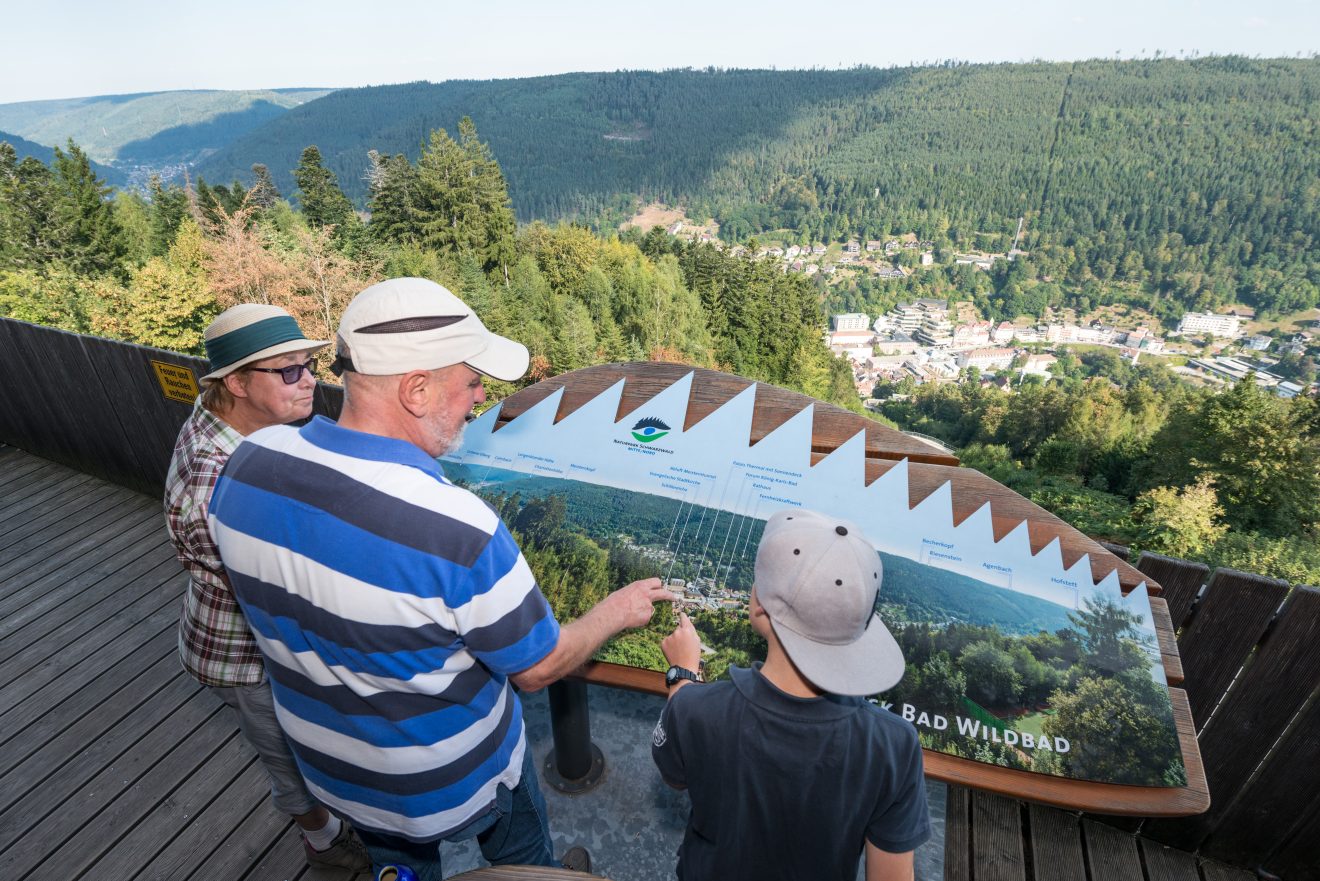 Vom Naturpark-Augenblick auf dem Sommerberg blickt man auf die Kurstadt Bad Wildbad.