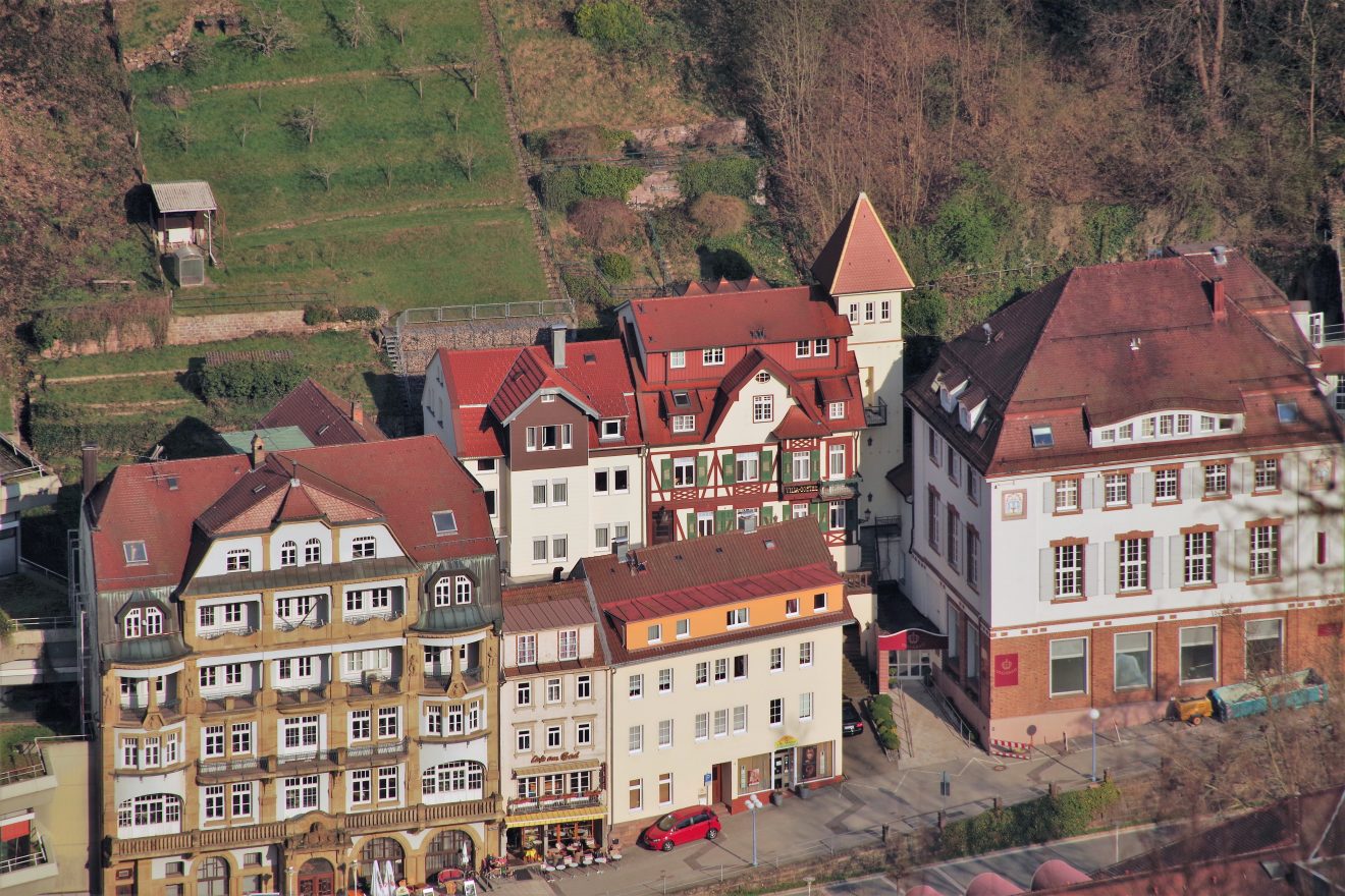 Vom AugenBlick herangezoomt: das Rathaus von Bad Wildbad.