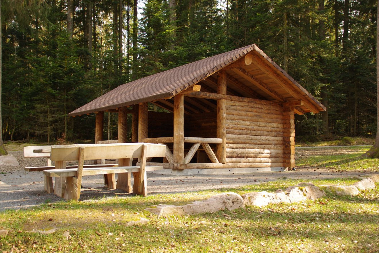 Schutzhütte mit Grillstelle