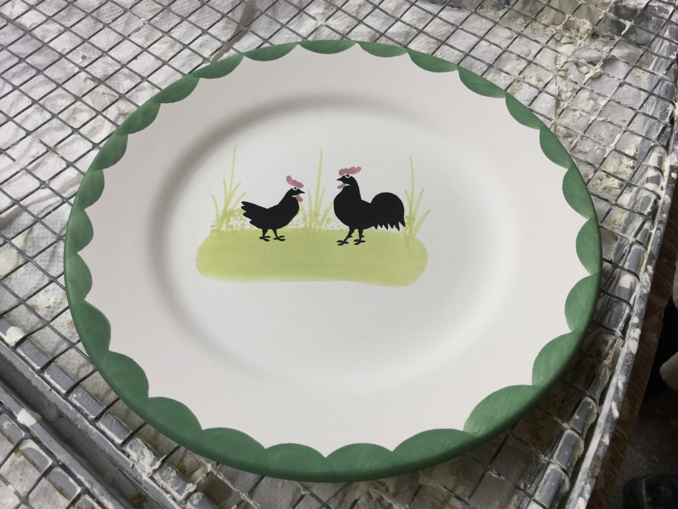 Ein bemalter Teller der Zeller Keramik Manufaktur kurz vorm Brennen.