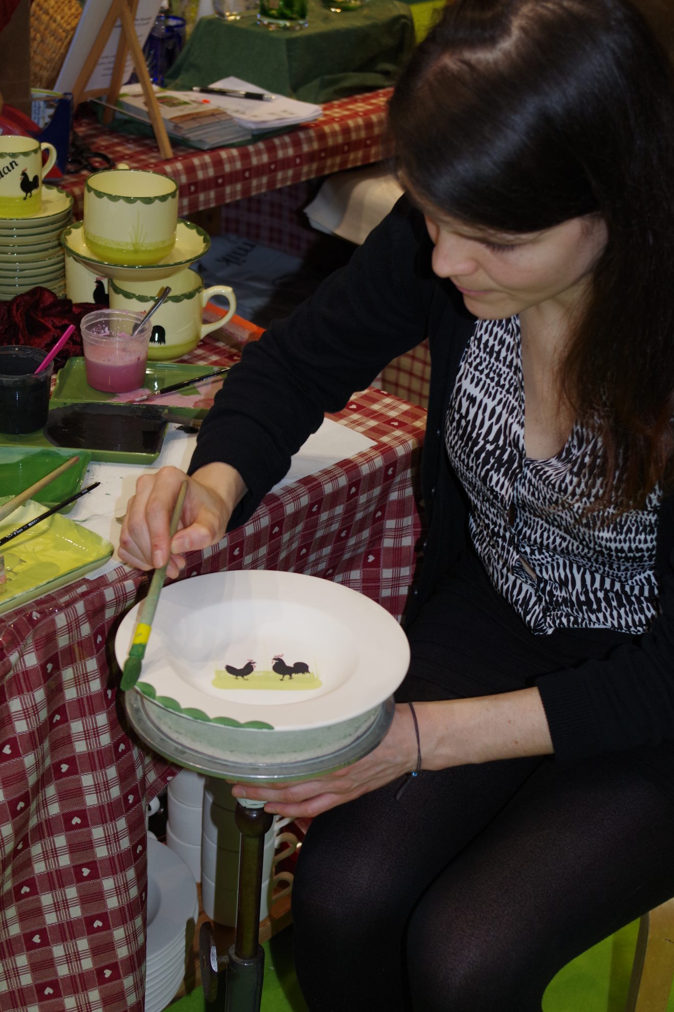 Keramikmalerin Julia Schrempp von der Zeller Keramik Manufaktur