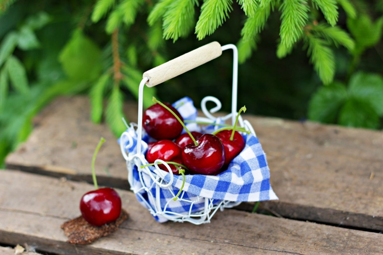 zeige mir Bilder von einer Schwarzwälder Kirschtorte im Glas Rezept Bilder, recipe black forest cake gateau foret noir
