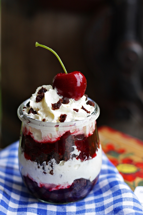 zeige mir Bilder von einer Schwarzwälder Kirschtorte im Glas Rezept Bilder, recipe black forest cake gateau foret noir