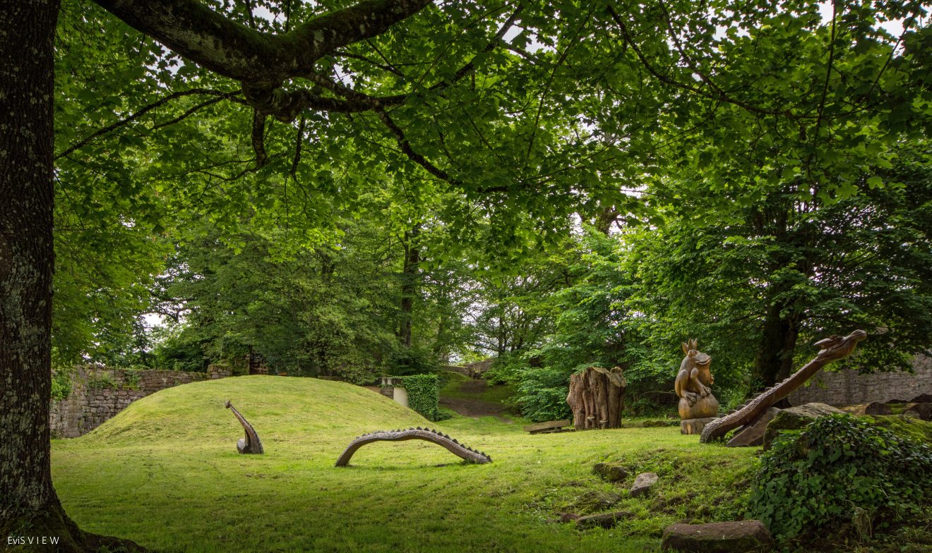 Seeschlangenskulptur auf der Yburg bei Baden-Baden (Foto: Evi Seeger)