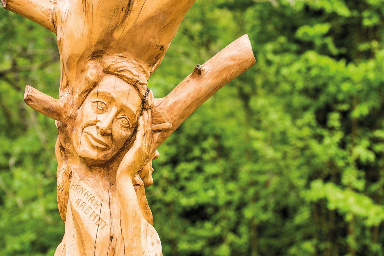 Skulptur von Hannah Arendt im SOPHI PARK Bad Liebenzell