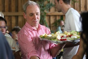 Horst Reiser beim Naturpark-Brunch auf seinem Bauernhof.
