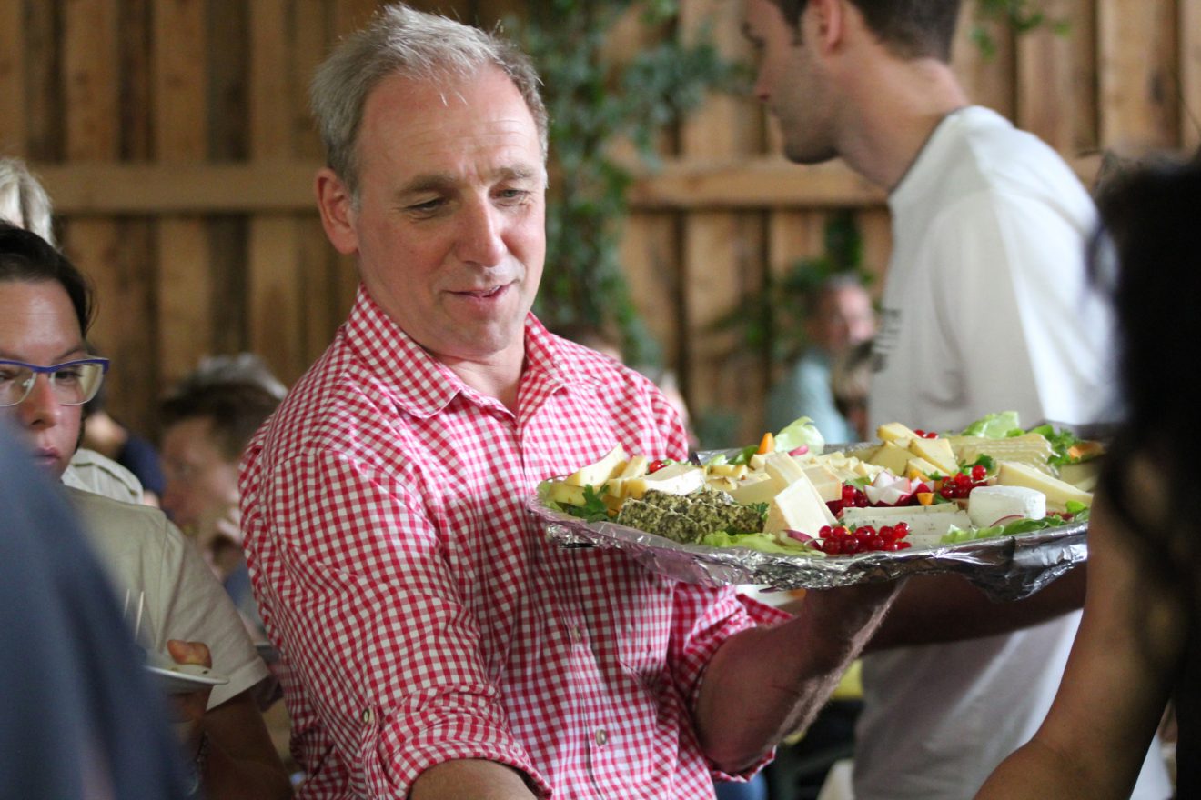 Horst Reiser beim Naturpark-Brunch auf seinem Bauernhof.