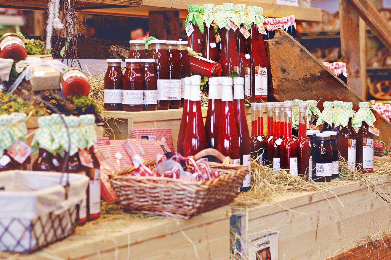 Verkaufsregal in der Naturpark-Marktscheune Berghaupten