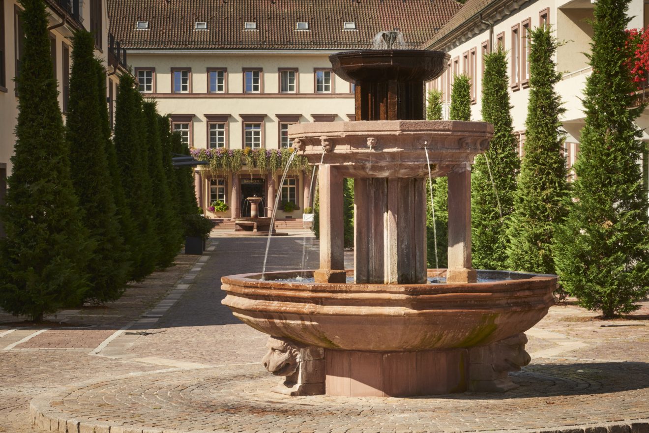 Das Hotel Therme Bad Teinach umgibt mit seinen drei Flügeln (Hotel-, Tagungs- und Thermeflügel) eine Allee.
