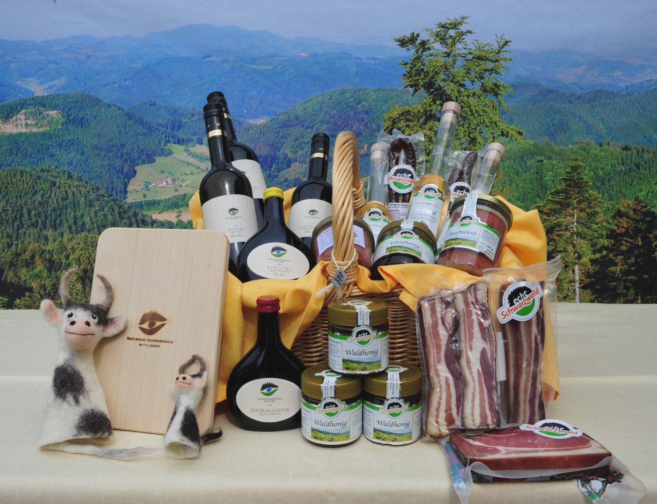 3. Preis: Naturpark-Präsentkorb mit Wanderkarten und Schwarzwälder Leckereien.