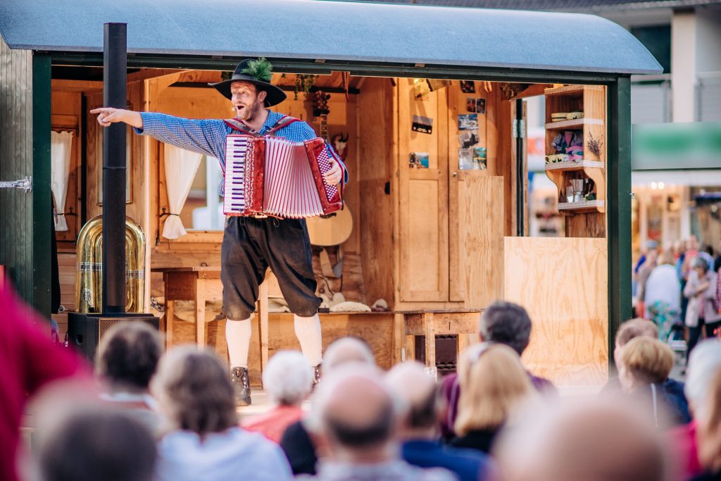 Fidelius Waldvogels selbst gezimmerte Wanderbühne