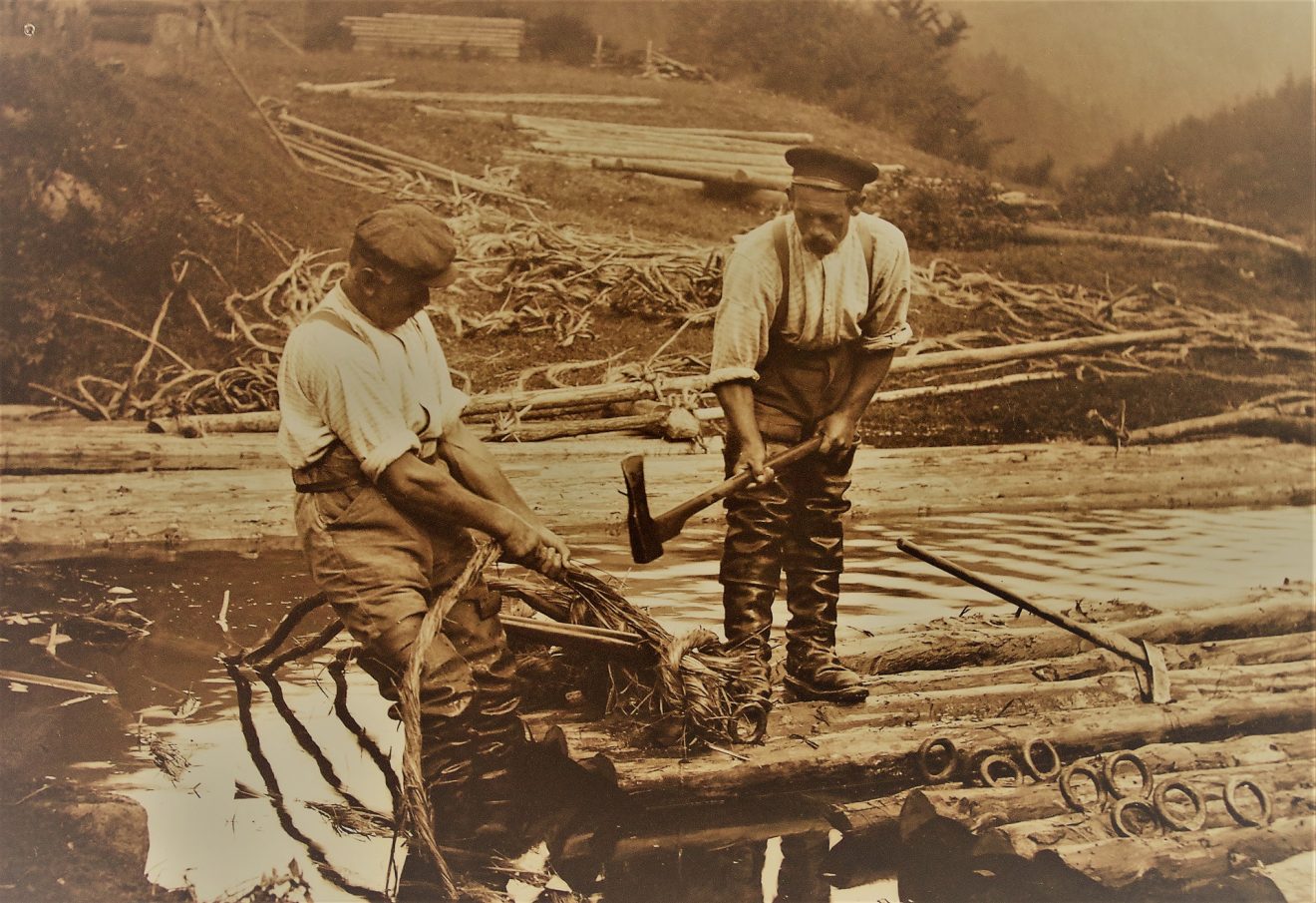 Flößer im Jahr 1906 beim "Einbinden" (Foto: Museum für Stadtgeschichte, Alpirsbach)