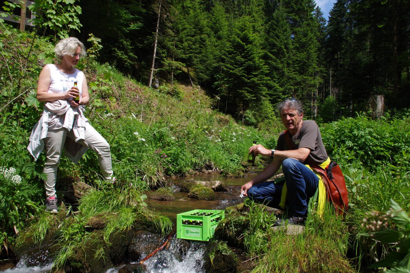 Erfrischendes Alpirsbacher Klosterbräu.