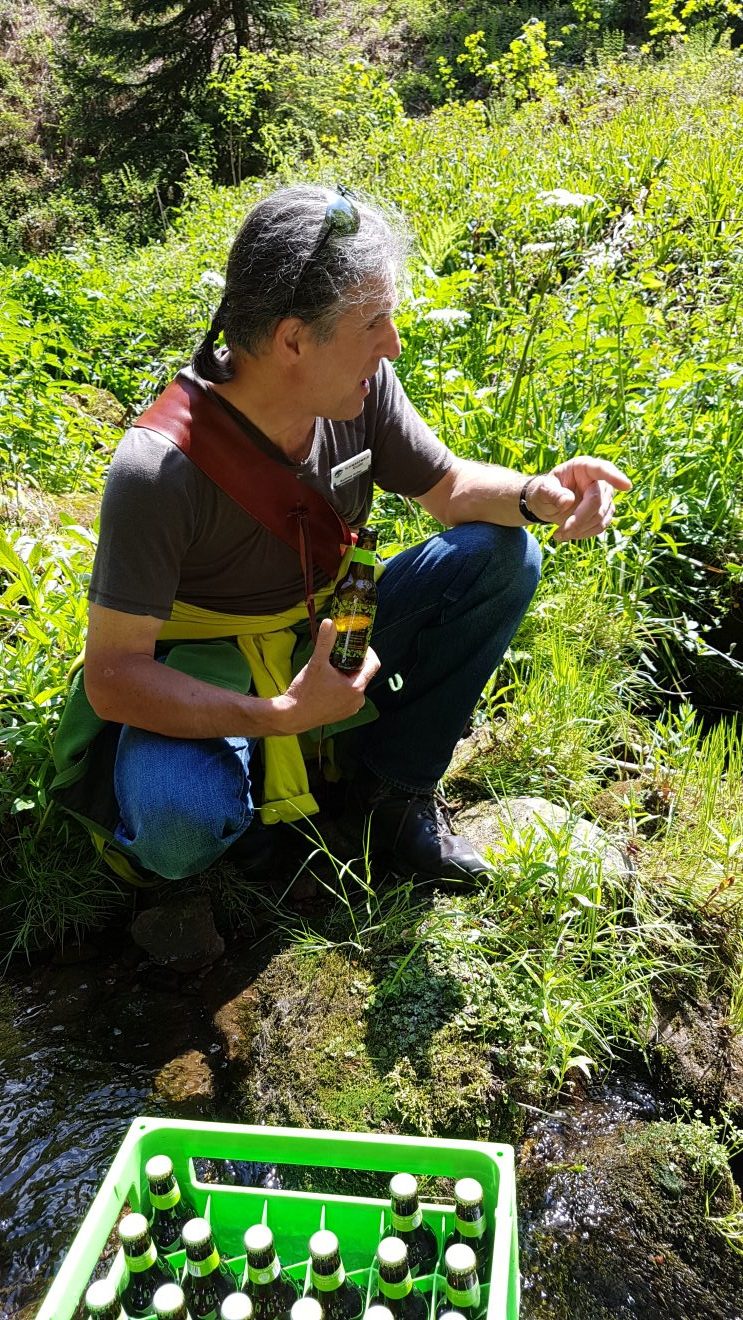 Erfrischendes Alpirsbacher Klosterbräu.
