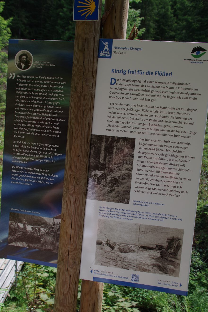 Schautafeln auf dem Flößerpfad im Kinzigtal.