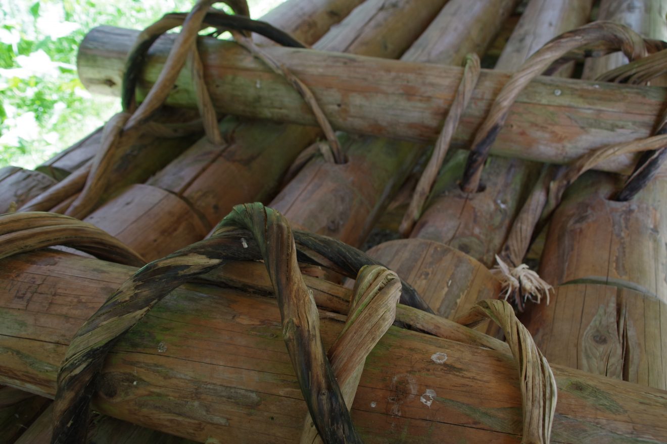 Verbinden der Floßteile mit Holz-Wieden