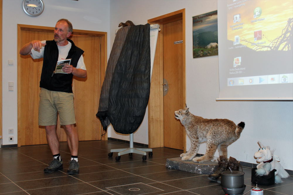 Wildtierpädagoge Peter Sürth bei einem Luchsvortrag.