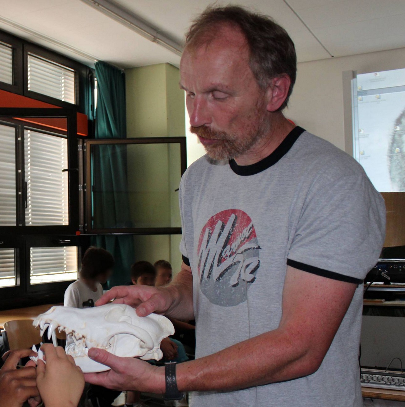 Wildtier-Manager Peter Sürth mit Wolfsschädel