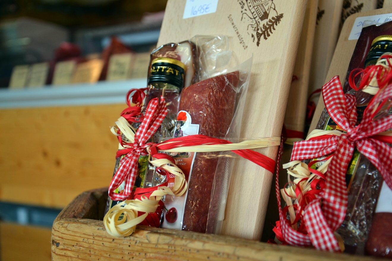 Schwarzwälder Köstlichkeiten im Schwarzwaldladen am Mummelsee.