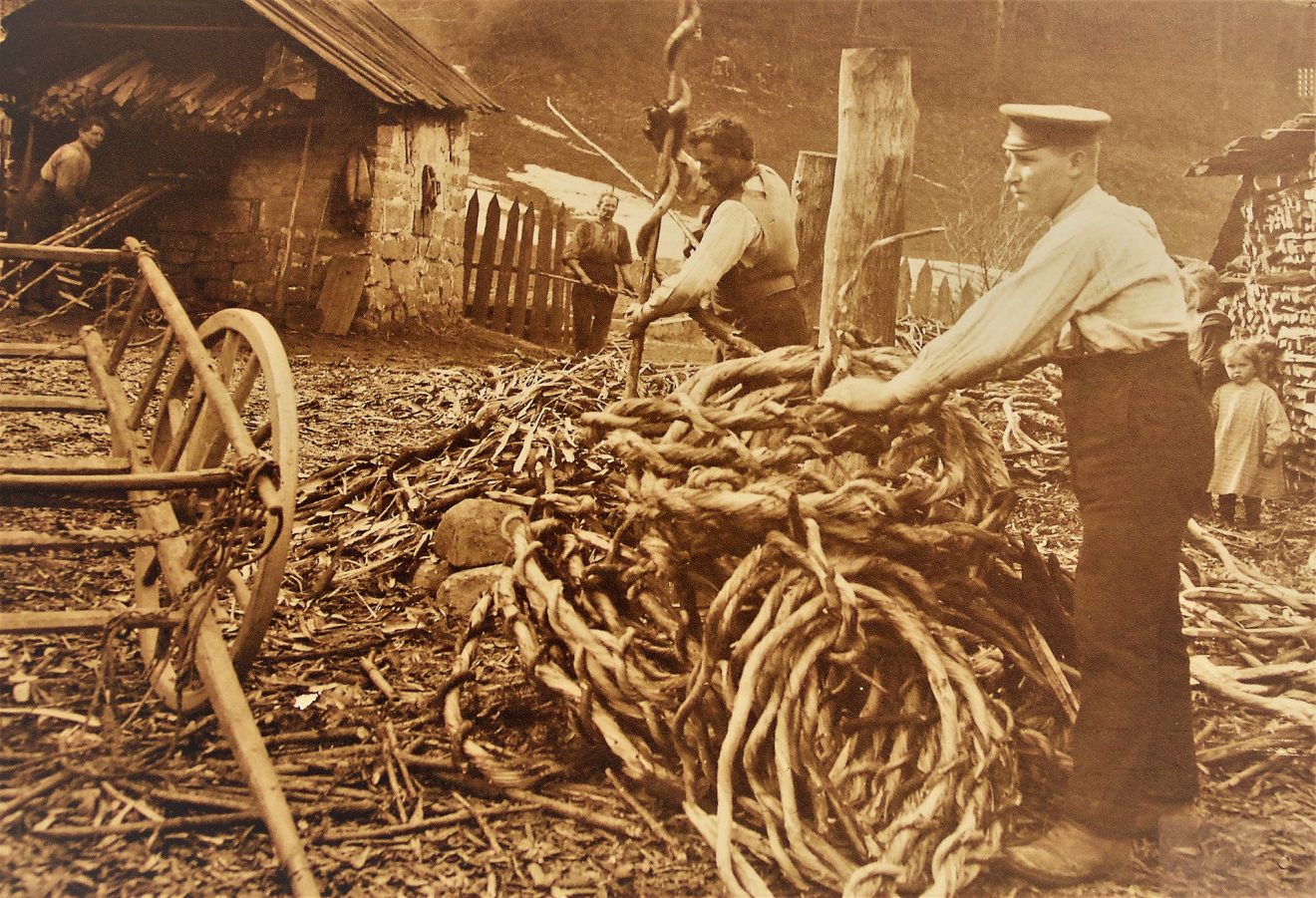 Flößer bei der Herstellung von Wieden