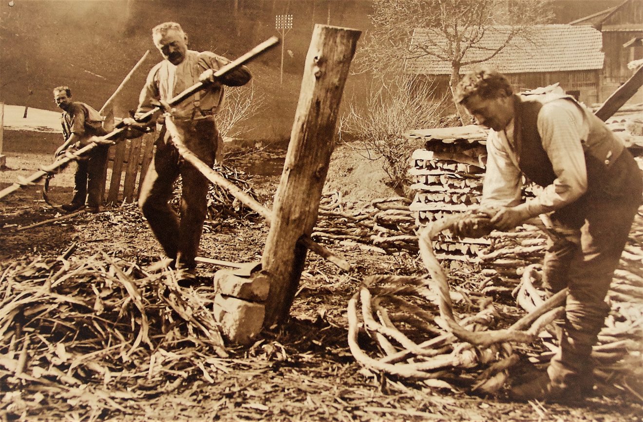 Flößer bei der Herstellung von Wieden