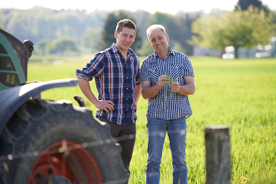 Horst Reiser und sein Sohn Silvan auf ihrem Bioland-Bauernhof