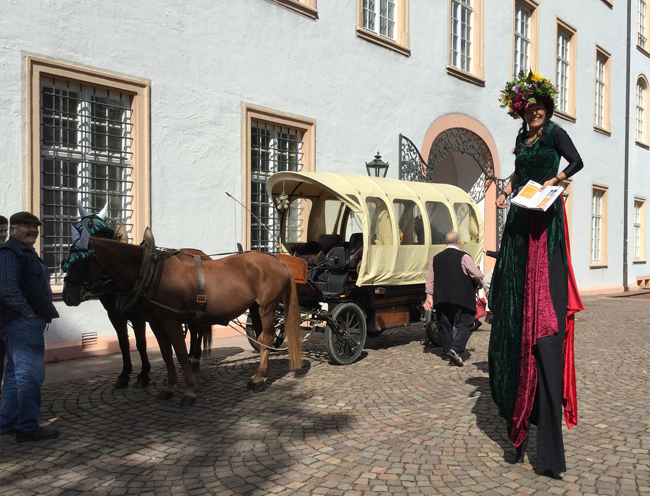 Naturpark Schwarzwald Blog, Genuss-Messe Ettlingen, Blumenfee vor der Kutsche