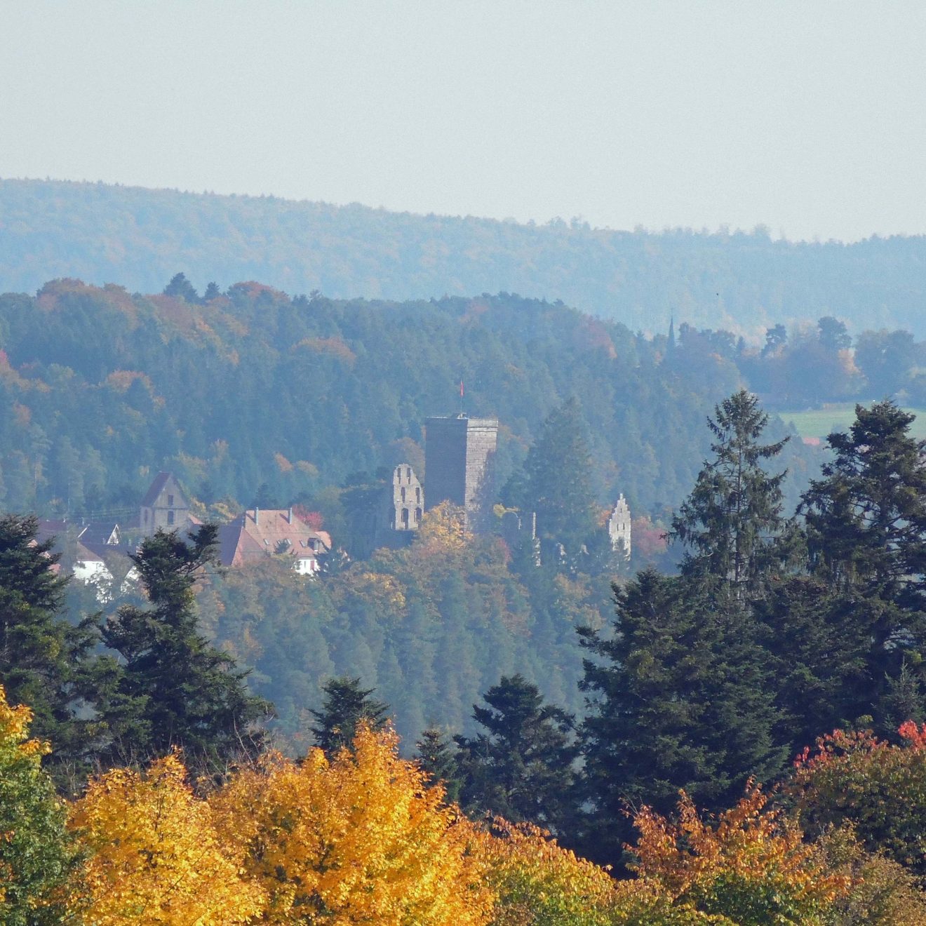 Herbststimmung an der Burguine Zavelstein. Copyright Bettina Rentschler