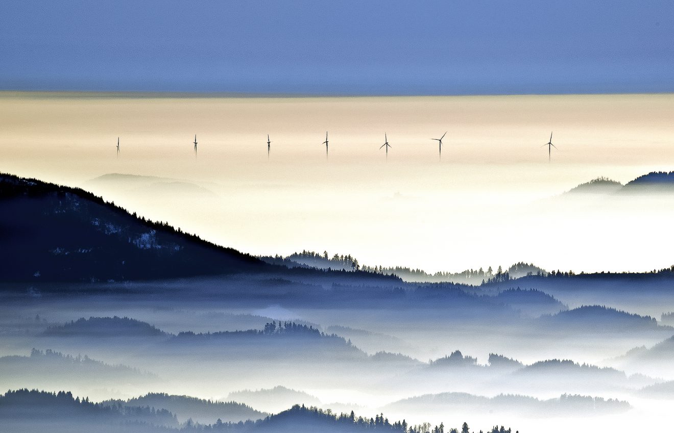 Blick von der Hornisgrinde auf Windräder im Nebelmeer. Copyright Sybille Droll