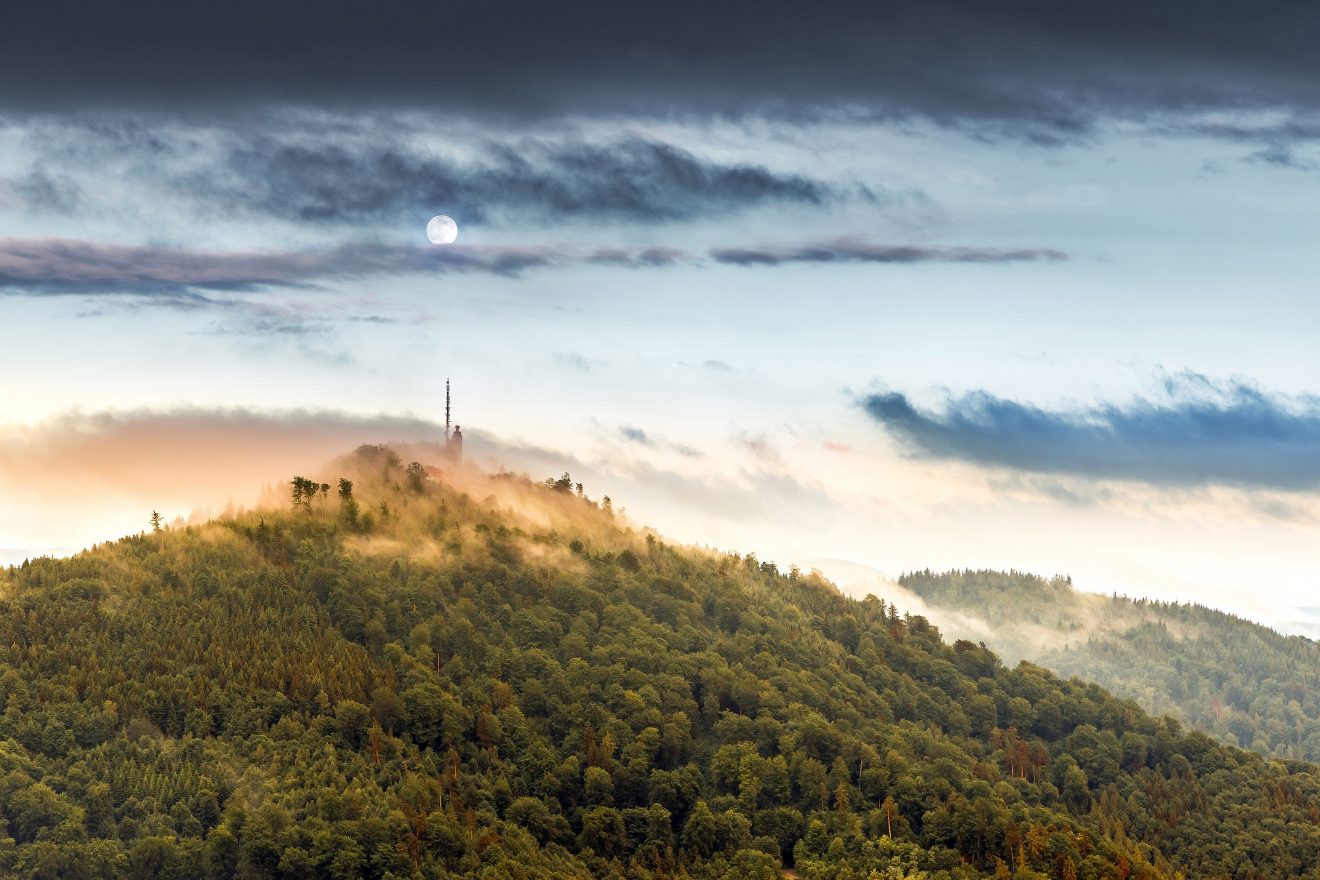 Mond über dem Merkur in Baden-Baden. Copyright Michael Vyskocil