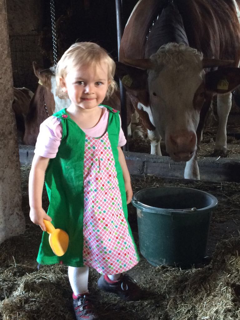 Kind im Stall in Wildberg. Copyright Susanne Gärtner