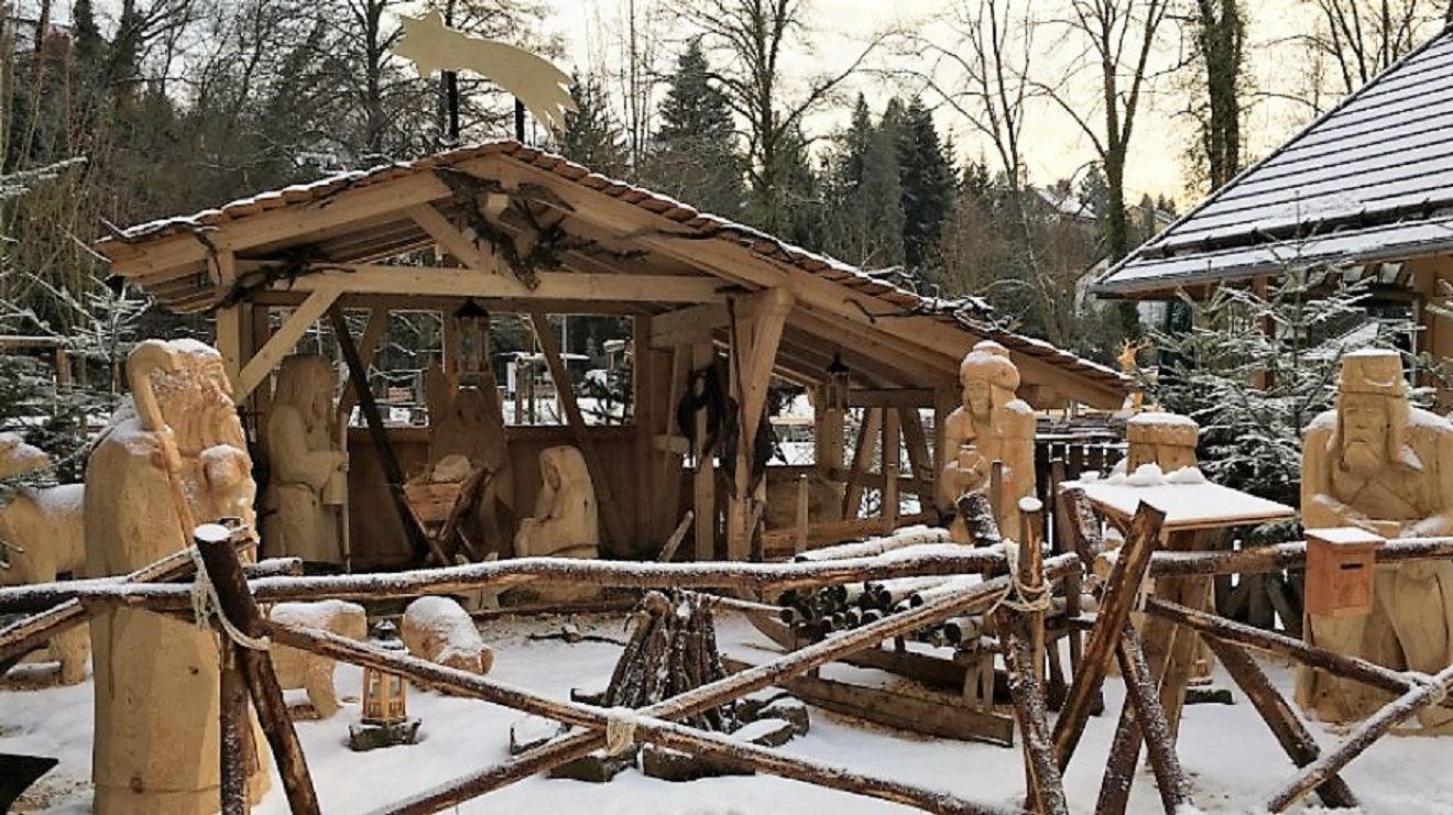 Weihnachtskrippe mit lebensgroßen Figuren vor der Geroldsauer Mühle