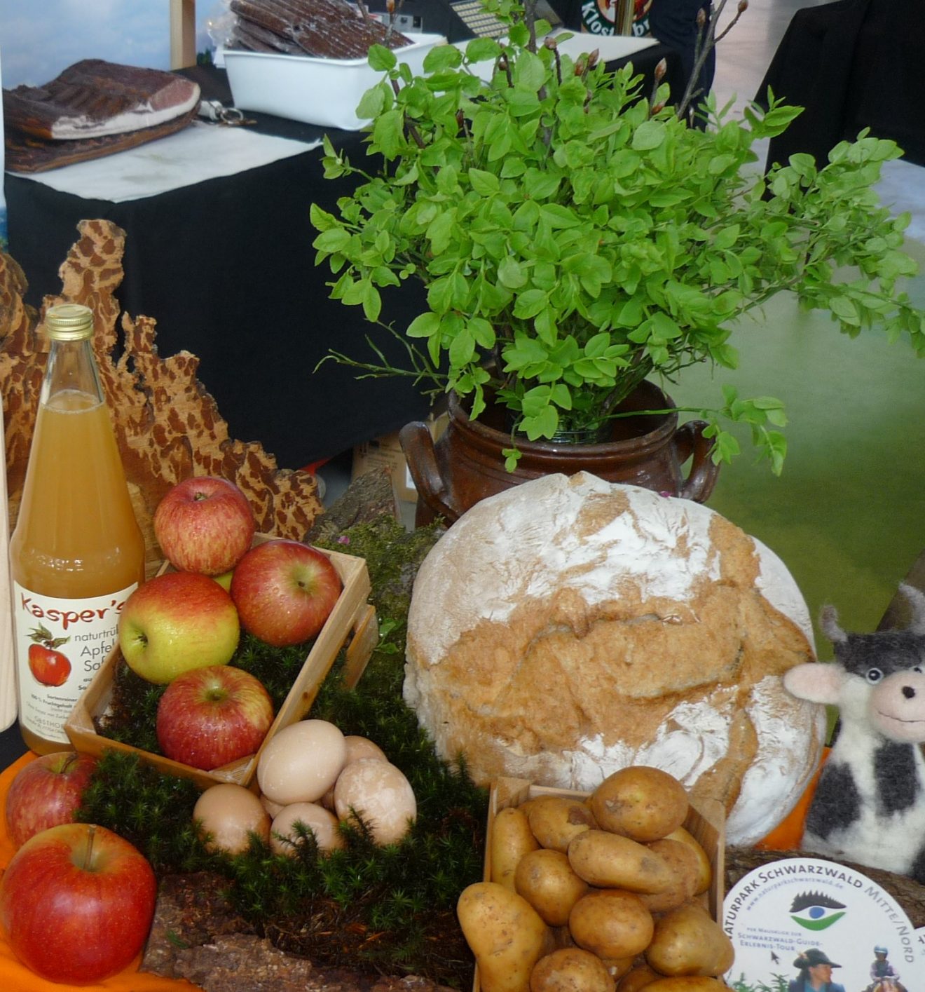 Schwarzwald-Guide Xaver Weber bietet von 12 bis 17 Uhr eine Schnitzwerkstatt für Kinder an. Und um 14 und 16 Uhr wird es eine Waldmärchen-Erzählung von Michaela Neuberger geben: „Der kleine Igel und das größte Geschenk“.