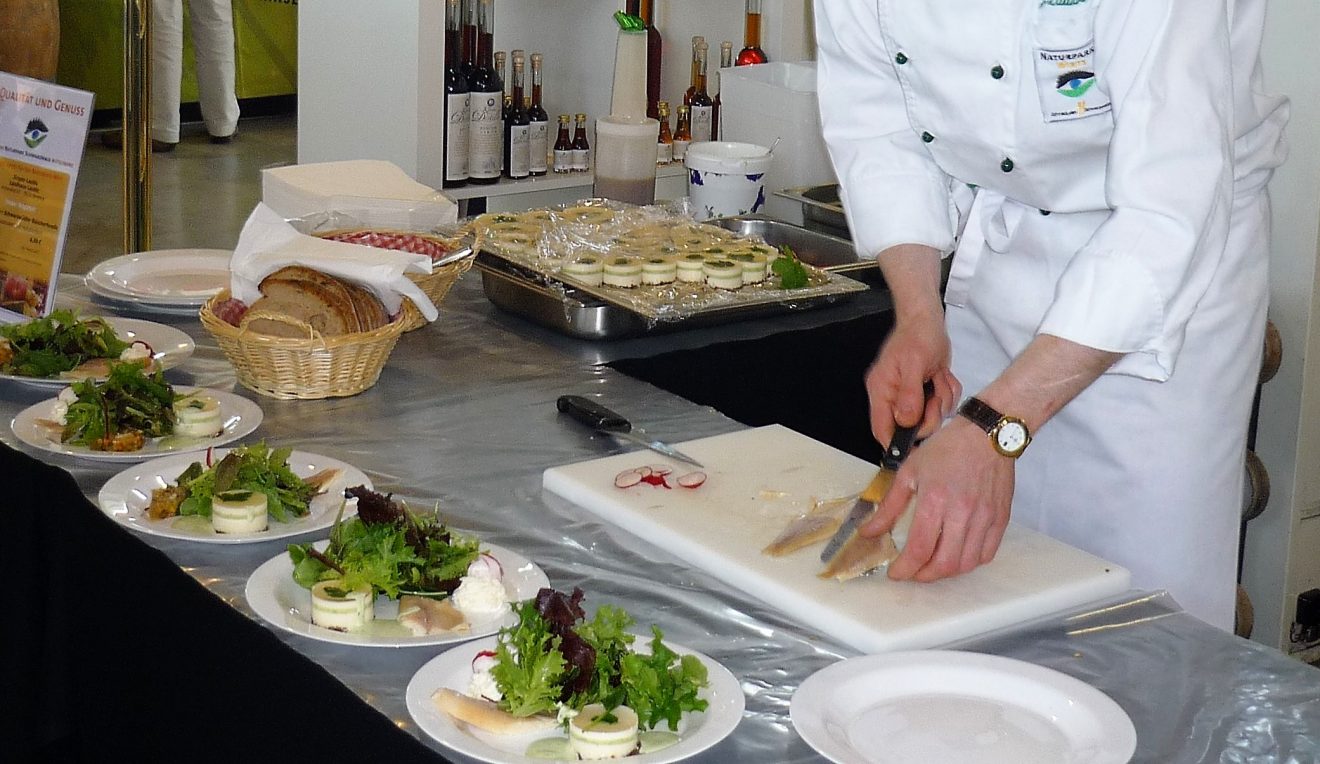 Schwarzwald-Guide Xaver Weber bietet von 12 bis 17 Uhr eine Schnitzwerkstatt für Kinder an. Und um 14 und 16 Uhr wird es eine Waldmärchen-Erzählung von Michaela Neuberger geben: „Der kleine Igel und das größte Geschenk“.