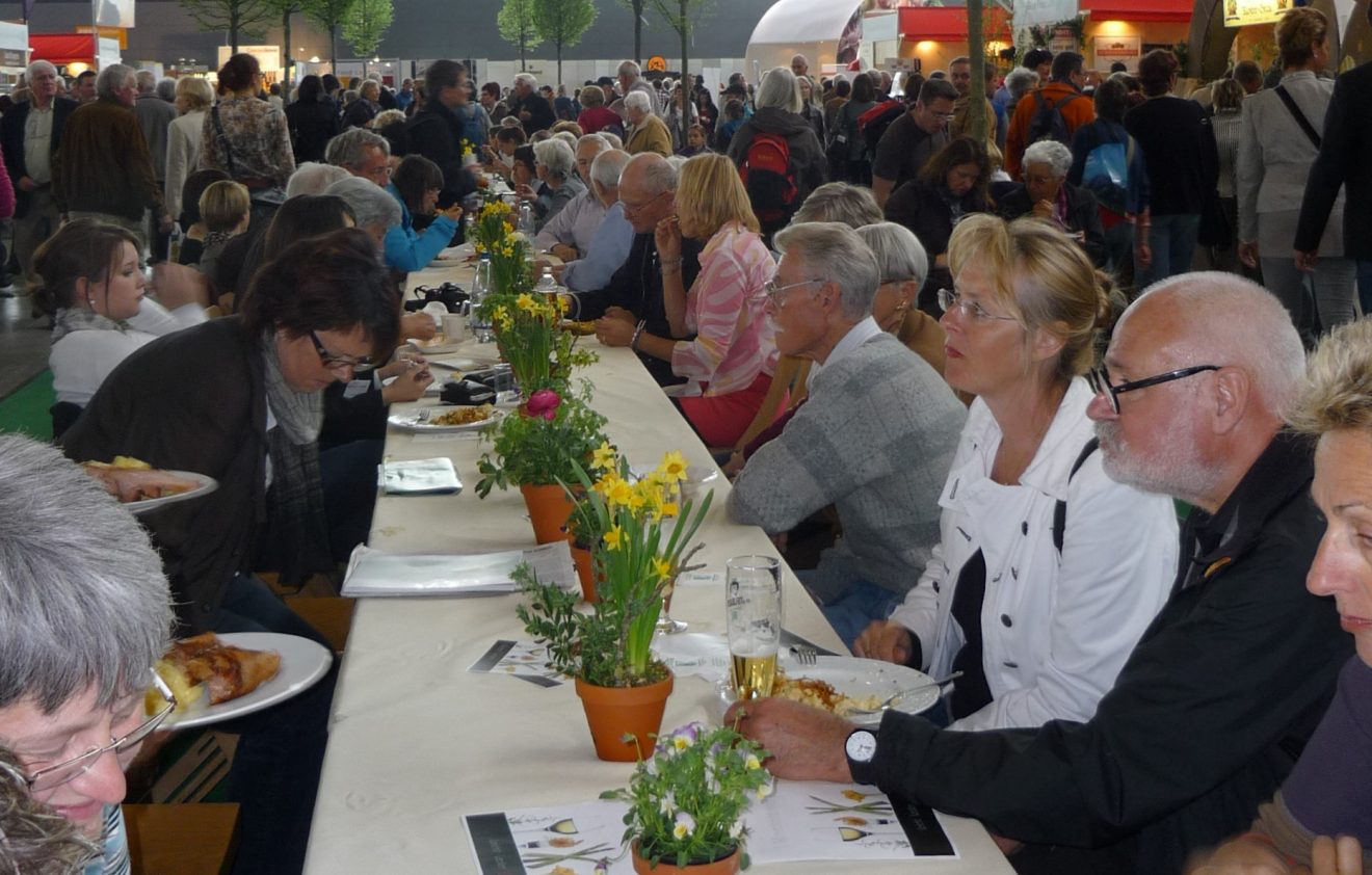 Schwarzwald-Guide Xaver Weber bietet von 12 bis 17 Uhr eine Schnitzwerkstatt für Kinder an. Und um 14 und 16 Uhr wird es eine Waldmärchen-Erzählung von Michaela Neuberger geben: „Der kleine Igel und das größte Geschenk“.