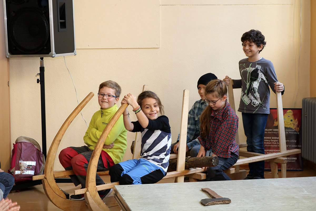 Naturpark Schwarzwald Blog, Naturpark-Schule: Mit so einem Schlitten wurde früher das Holz aus dem Wald gezogen