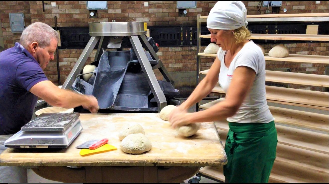 Brotbacken im Ramsteinerhof in Fischerbach