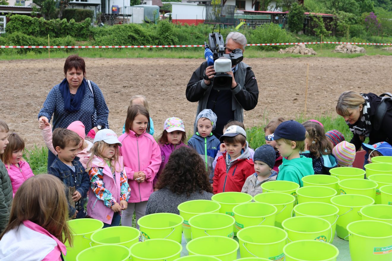 Aussaat Blühender Naturpark Lautenbach mit 100 Kindern