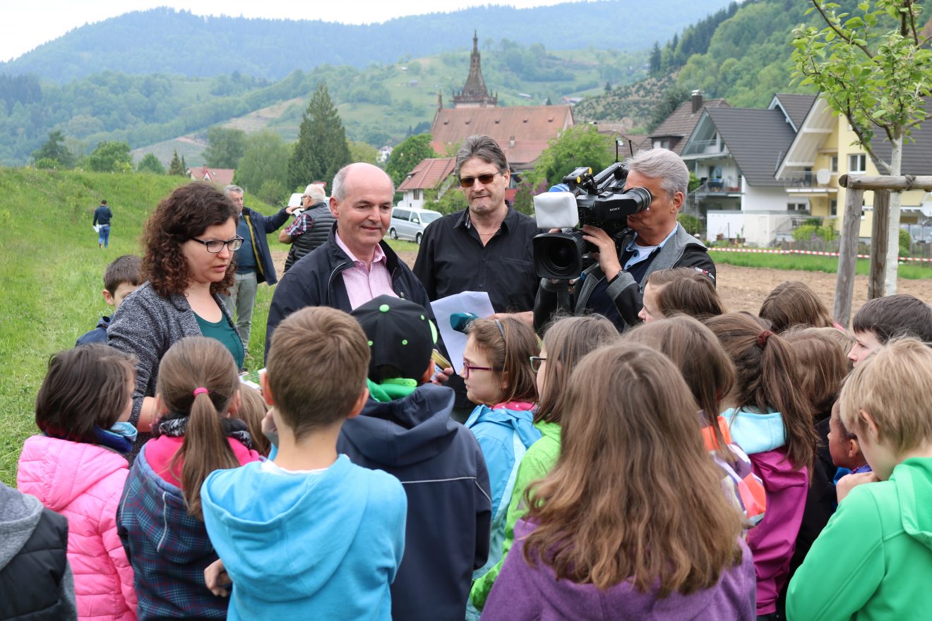 Aussaat Blühender Naturpark Lautenbach mit 100 Kindern