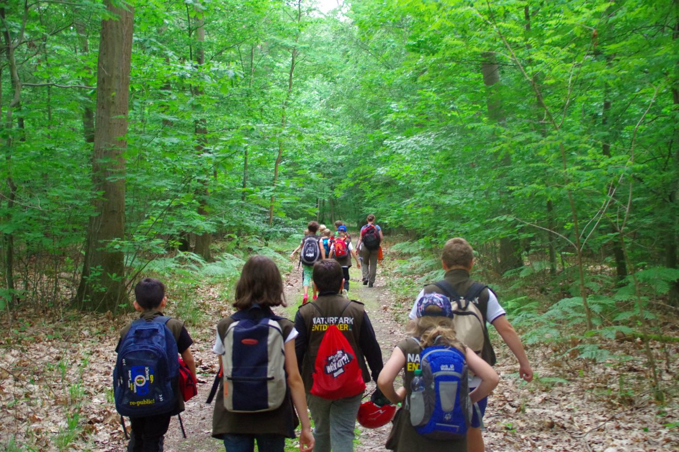 Mit Entdeckerwesten den Waldboden erforschen.