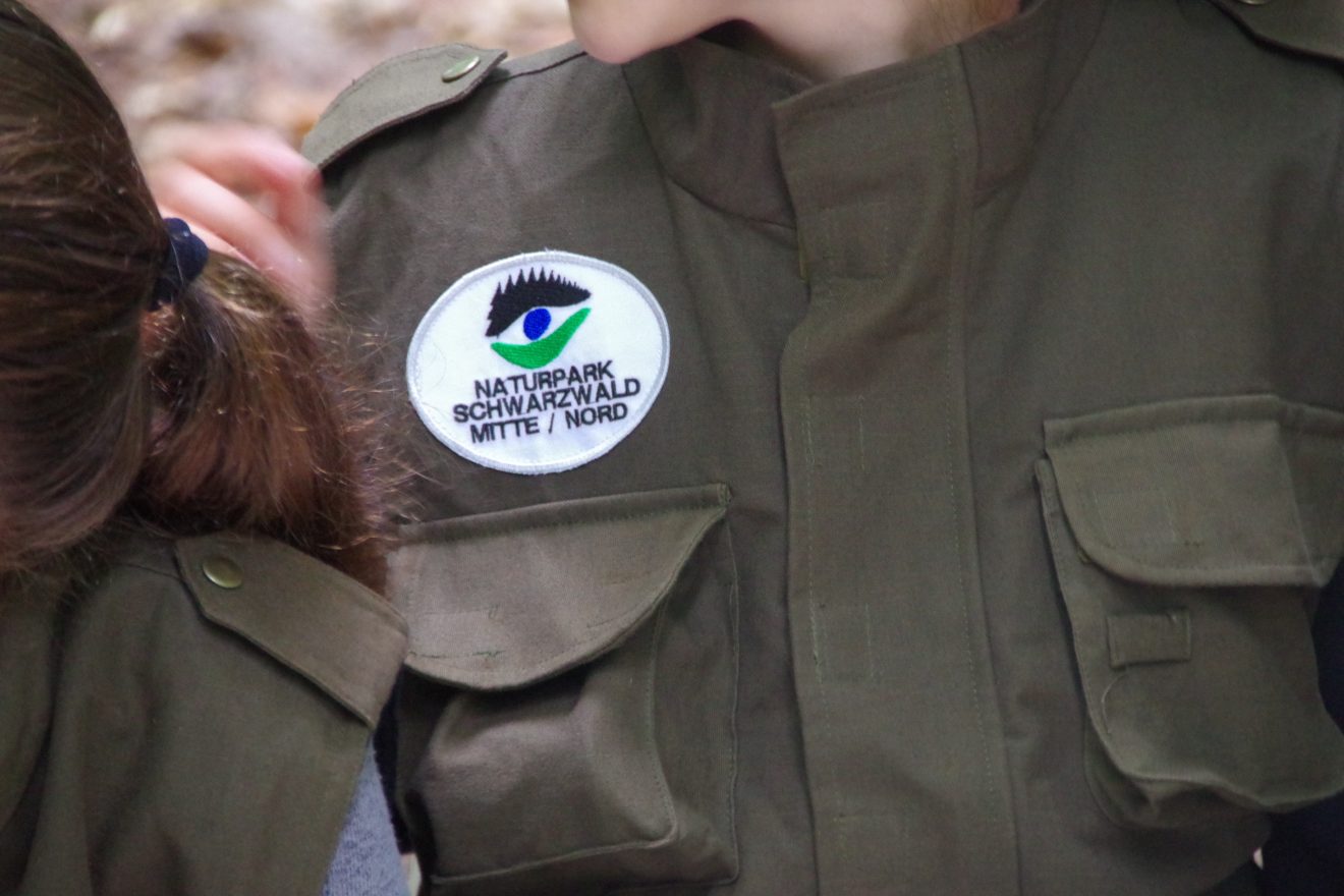 Mit Entdeckerwesten den Waldboden erforschen.