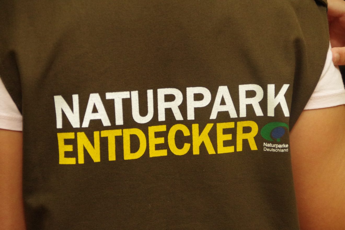 Mit Entdeckerwesten den Waldboden erforschen.